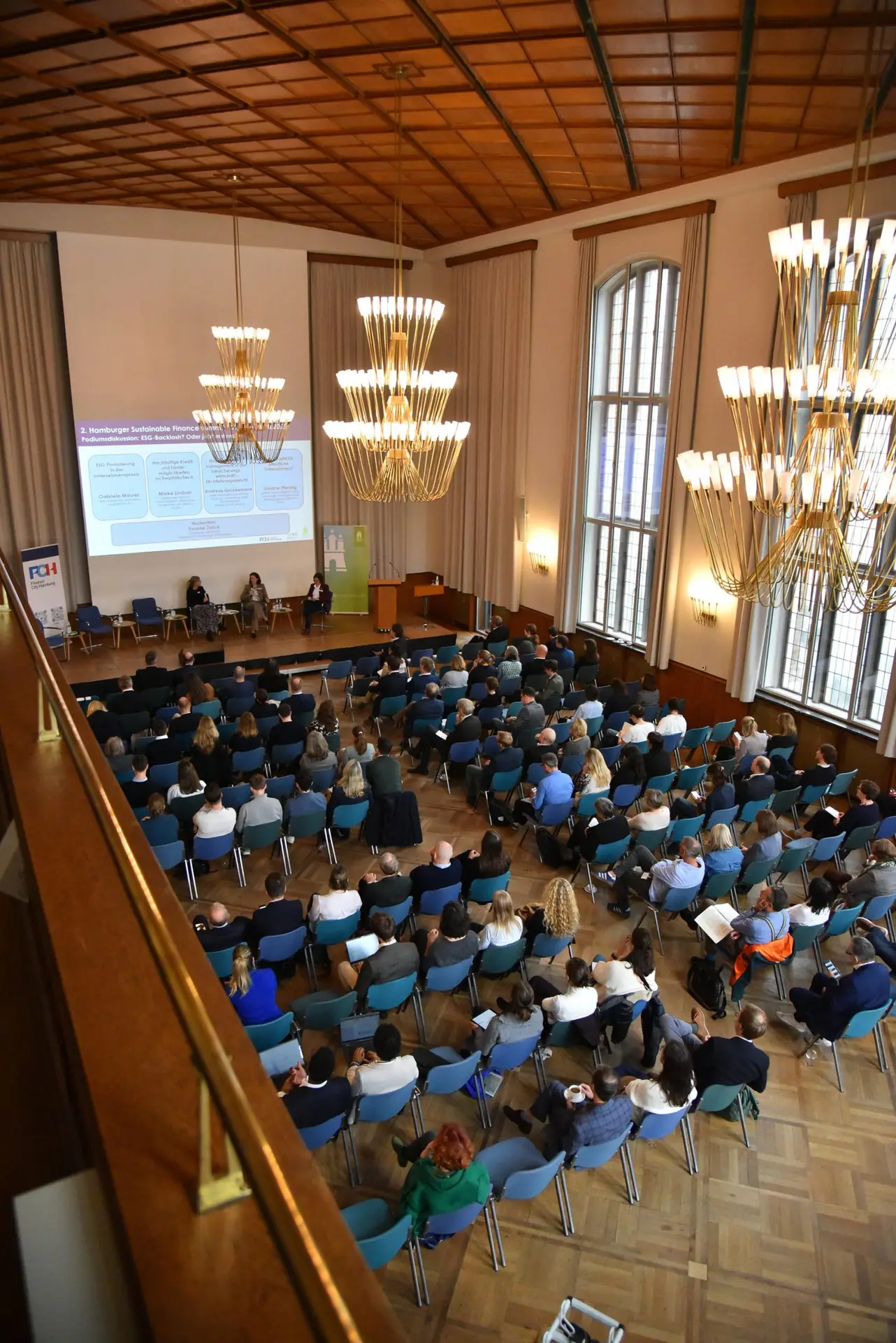 Teilnehmende des Sustainable Finance Summit 2025