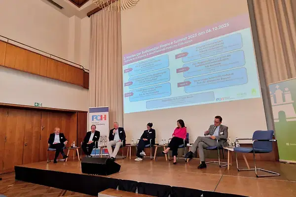 Paneldiskussion beim Sustainable Finance Summit 2025