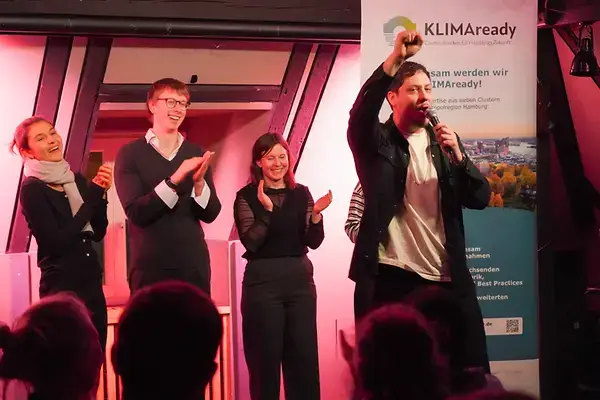 Slammerinnen und Slammer auf der Bühne beim KLIMAready Slam