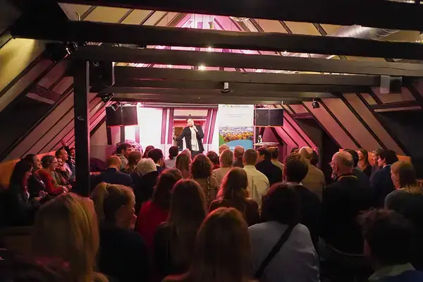 Volles Publikum beim KLIMAready Slam im Grünen Jäger Hamburg