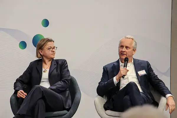 Zwei Teilnehmende der Auftaktveranstaltung bei einem Interview