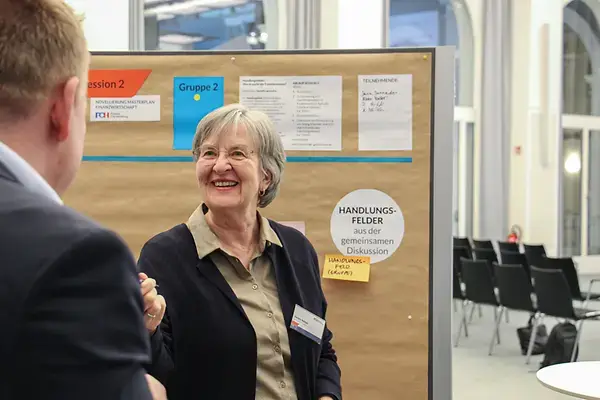 Teilnehmerin vor einem Aufsteller bei der Masterplan-Auftaktveranstaltung