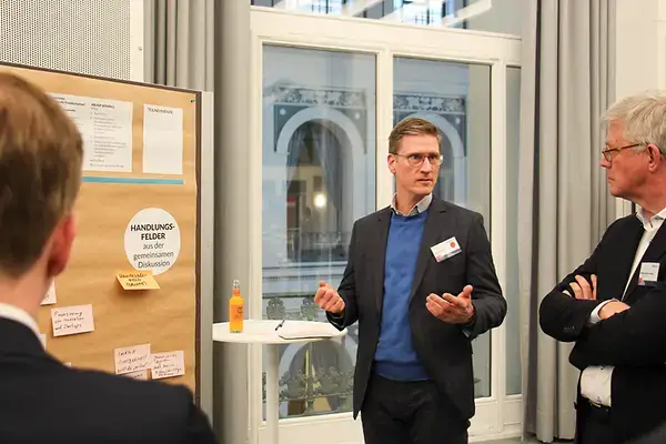 Teilnehmer erläutert Inhalte an einem Flipchart